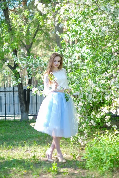 Krásná jarní dívka v kvetoucím stromě — Stock fotografie