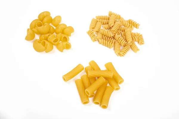 Verschiedene Arten von Pasta isoliert auf weiß — Stockfoto