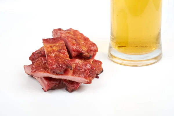 Gebratene Schweinerippchen und Bier isoliert auf weißem Hintergrund — Stockfoto