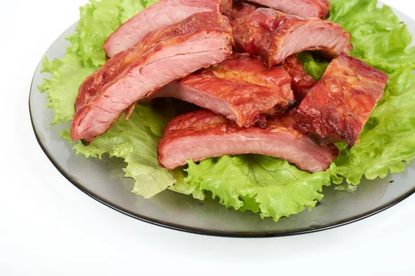 Cerrar costilla de cerdo a la parrilla en el plato aislado sobre fondo blanco — Foto de Stock