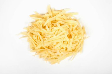 Beyaz arka planda izole edilmiş rendelenmiş peynir yığını..