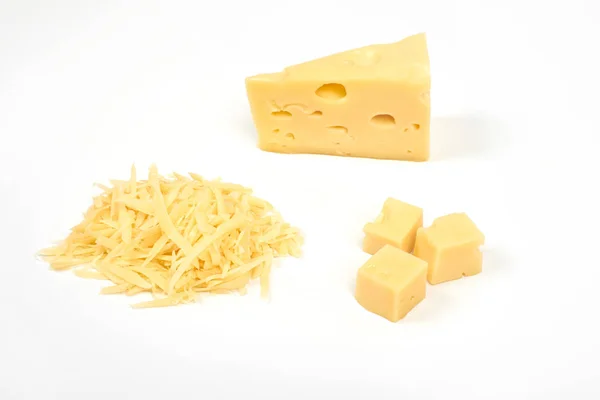 Pedaço de queijo e montão de queijo ralado, isolado sobre fundo branco . — Fotografia de Stock