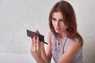 Güzel kadın kendini evde, makyaj yapmaya konsantre arıyorsunuz