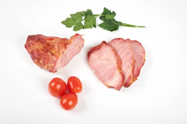 구운된 돼지고기 슬라이스, 체리 토마토 흰색 배경에 고립 — 스톡 사진
