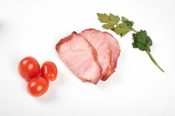 구운된 돼지고기 슬라이스, 체리 토마토 흰색 배경에 고립 — 스톡 사진