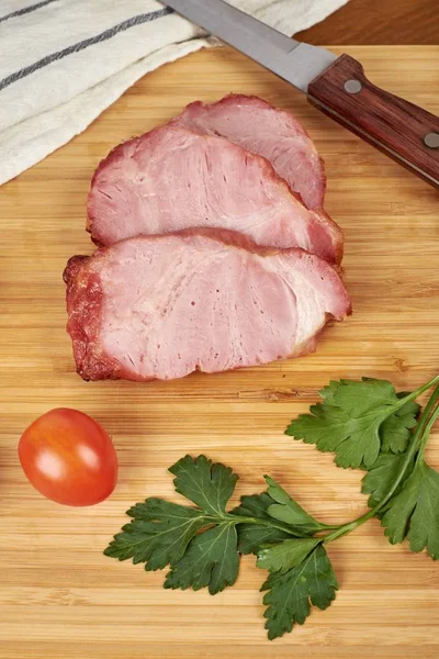 나무 절단 보드에 슬라이스 돼지고기 햄 스테이크 요리. — 스톡 사진