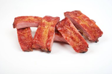 Beyaz arka planda ızgara domuz pirzolası.