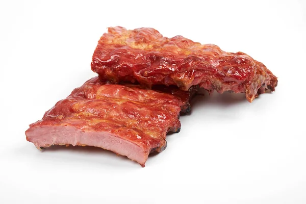 Porción de deliciosas costillas de cerdo marinadas picantes aisladas sobre fondo blanco . — Foto de Stock