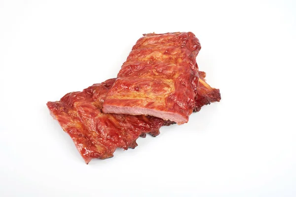 Porción de deliciosas costillas de cerdo marinadas picantes aisladas sobre fondo blanco . — Foto de Stock