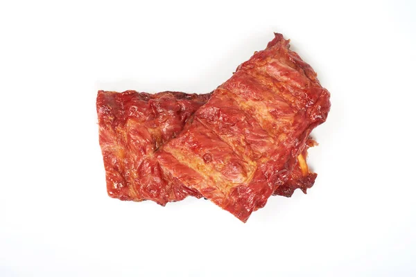 Porción de deliciosas costillas de cerdo marinadas picantes aisladas sobre fondo blanco . — Foto de Stock