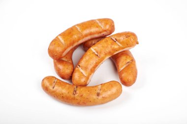 Izgara sosisler beyaz arka planda izole edilmiş.