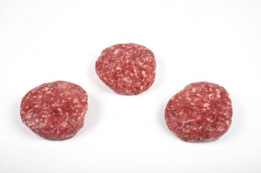 Ham taze büyük sığır eti burger veya beyaz arka plan üzerinde izole pirzola