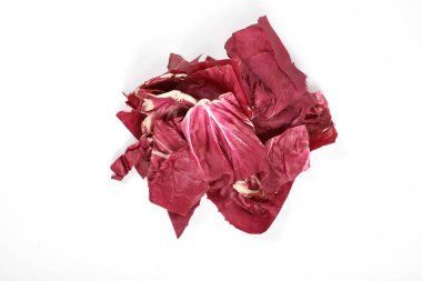 Radicchio, beyaz arkaplanda kırmızı salata