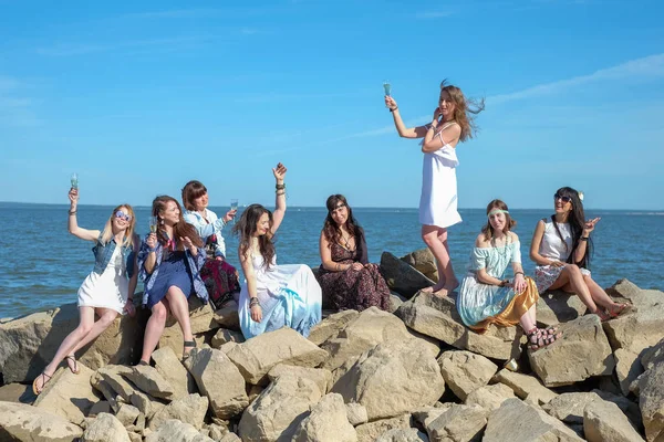 Conceito de férias de verão - grupo de mulheres jovens sorridentes está descansando na praia — Fotografia de Stock