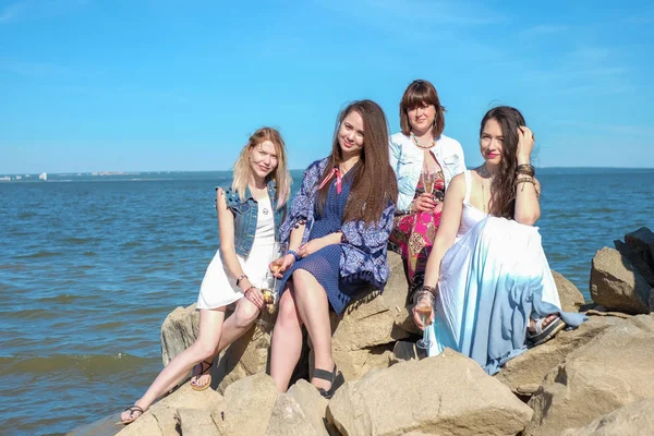 Yaz tatil kavramı - grup genç kadın gülümseyerek, sahil üzerinde dinleniyor — Stok fotoğraf