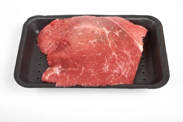 Carne fresca crua em uma embalagem isolada em fundo branco — Fotografia de Stock