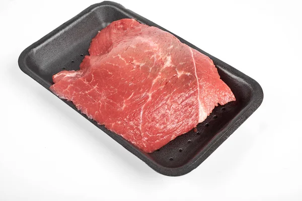 Carne fresca crua em uma embalagem isolada em fundo branco — Fotografia de Stock