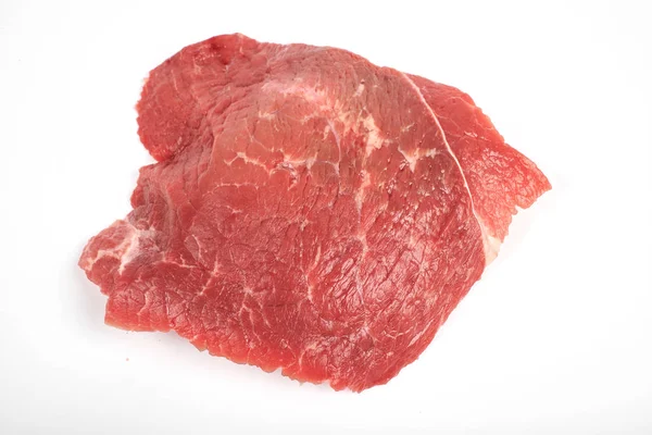 Carne fresca crua isolada sobre fundo branco — Fotografia de Stock