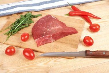 Kesme tahtası üzerinde ham sığır etli sebze ahşap arka plan üzerinde