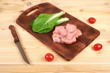 Bir kesme tahtası ahşap arka plan üzerinde Türkiye ham meme adet