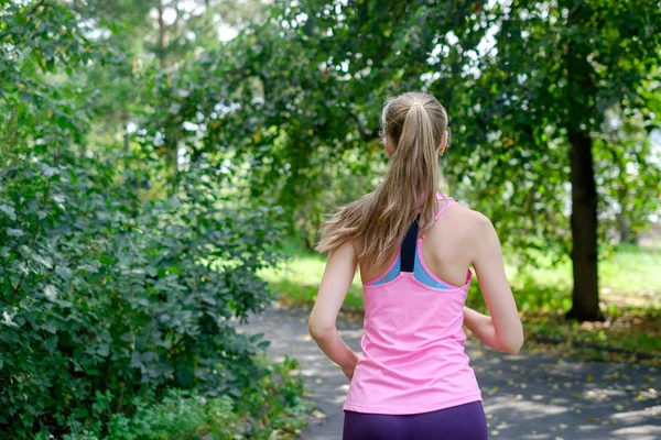 Vonzó fiatal nő a park nyomvonal futás. egészséges életmód fogalma — Stock Fotó
