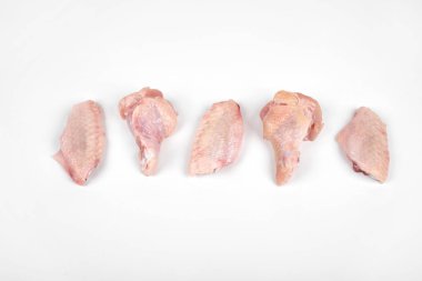 Beyaz arkaplanda çiğ tavuk kanatları