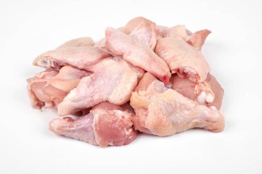 Beyaz arkaplanda çiğ tavuk kanatları