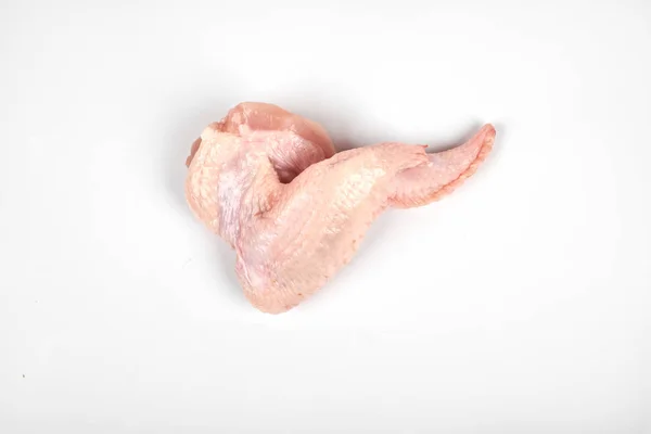 Сирі курячі крильця ізольовані на білому тлі — стокове фото
