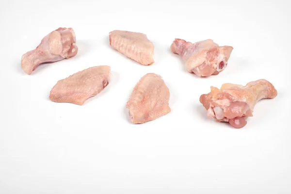 Asas de frango cruas isoladas em fundo branco — Fotografia de Stock