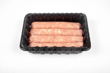 Paket çiğ sosis beyaz arka plan üzerinde izole