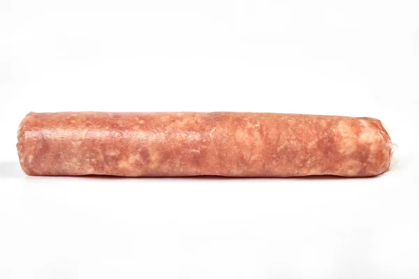 Saucisses de viande crue isolées sur fond blanc — Photo