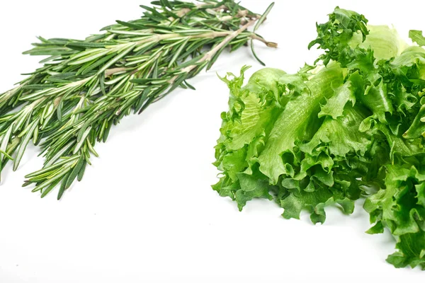 Свежий, зеленый салат изолирован на белом фоне — стоковое фото