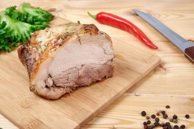 salata ve baharat soslu pişmiş rosto domuz eti