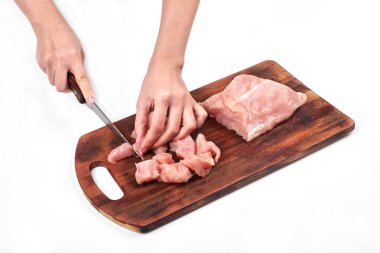 Kesme çiğ hindi eti beyaz arka plan üzerinde izole bir kesme tahtası üzerinde bir mutfak bıçağı ile