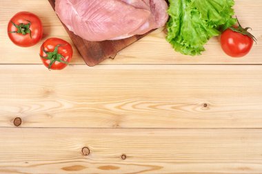 Taze sebze ve ahşap zemin üzerine diyet et. Tablo kopya alanı ile sağlıklı doğal gıda. Üstten Görünüm, mockup tarifi veya menü maddeleri yemek