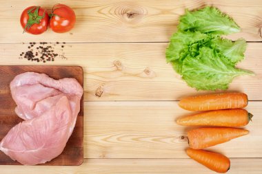 Çerçeve taze organik sebze ve ahşap zemin üzerine diyet et. Tablo kopya alanı ile sağlıklı doğal gıda. Üstten Görünüm, mockup tarifi veya menü maddeleri yemek