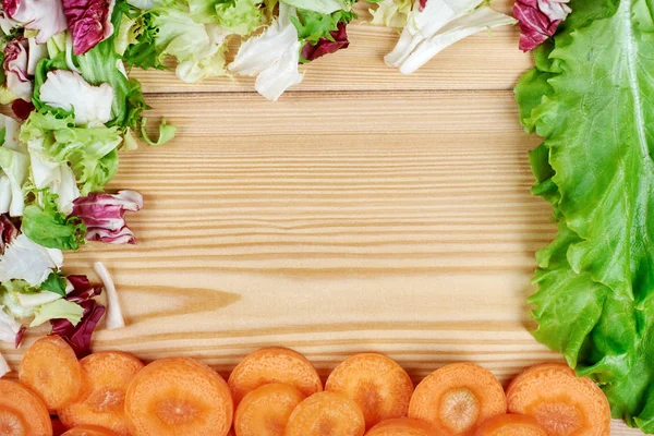 Rahmen aus frischem Gemüse auf Holzuntergrund. gesunde natürliche Lebensmittel auf dem Tisch mit Kopierraum. Kochzutaten von oben, Attrappe für Rezept oder Menü. — Stockfoto