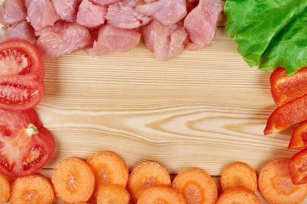 Rahmen aus frischem Gemüse und Diätfleisch auf hölzernem Hintergrund. gesunde natürliche Lebensmittel auf dem Tisch mit Kopierraum. Kochzutaten von oben, Attrappe für Rezept oder Menü — Stockfoto