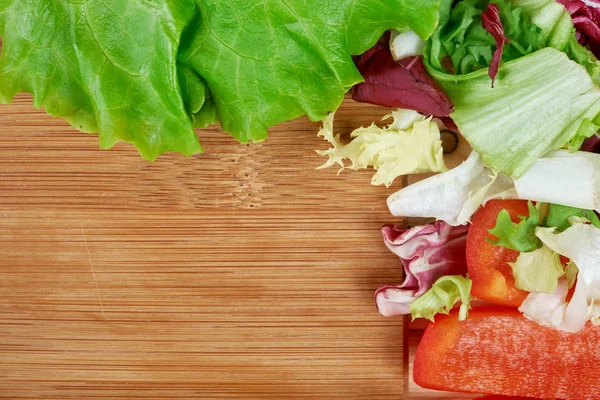 Rahmen aus frischem Bio-Gemüse auf Holzuntergrund. gesunde natürliche Lebensmittel auf dem Tisch mit Kopierraum. Kochzutaten von oben, Attrappe für Rezept oder Menü. — Stockfoto