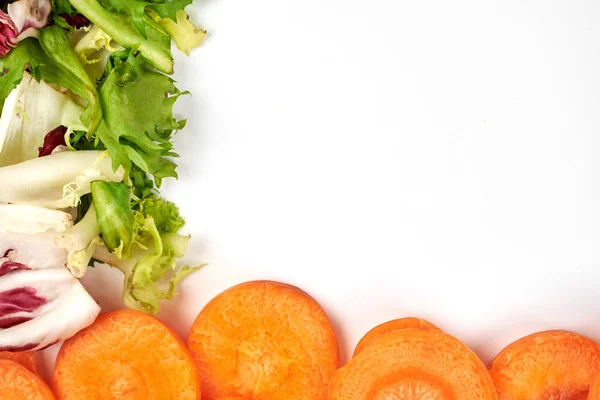 Frisches Bio-Gemüse isoliert auf weißem Hintergrund. gesunde natürliche Nahrung mit Kopierraum. Kochzutaten von oben, Attrappe für Rezept oder Menü. — Stockfoto