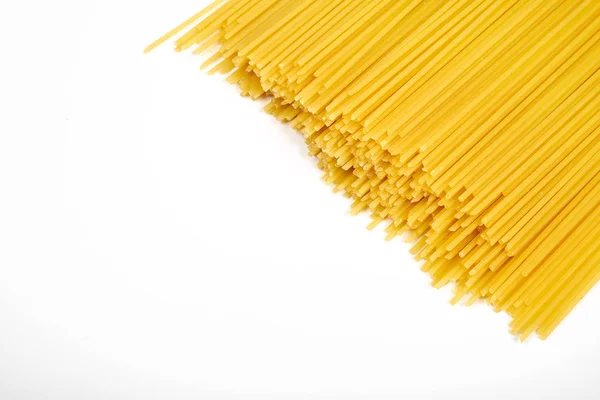 Неприготовленные макароны из спагетти на белом фоне — стоковое фото