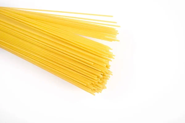 Неприготовленные макароны из спагетти на белом фоне — стоковое фото
