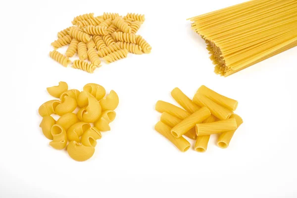 Verschiedene Arten von Pasta isoliert auf weiß — Stockfoto