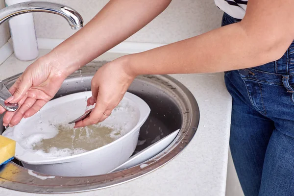 Mulheres hends lavar pratos na cozinha, close-up — Fotografia de Stock