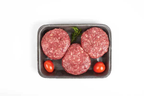 Bandeja con hamburguesas de carne cruda o carne picada aislada sobre fondo blanco — Foto de Stock