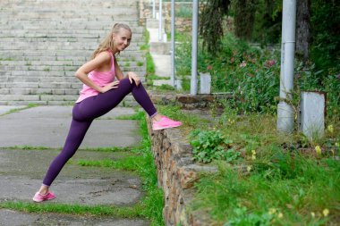 Kadın runner germe egzersiz yaparak güzel rakam ile