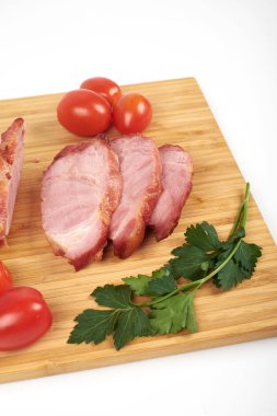 Ahşap kesme tahtası beyaz zemin üzerine dilimlenmiş domuz Barbekü biftek pişmiş