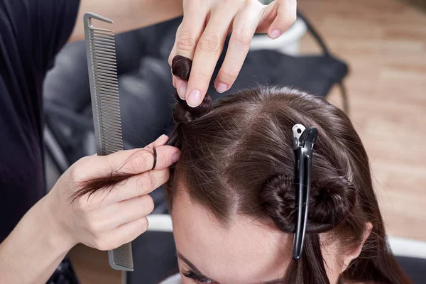 Profesionální kadeřník pletení klienty vlasy — Stock fotografie