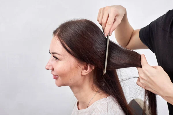 Primer plano del estilista peinando clientes cabello en salón — Foto de Stock