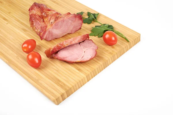 Gekocht in Scheiben geschnittenes Schweinefleisch Grillsteak auf hölzernem Schneidebrett auf weißem Hintergrund — Stockfoto